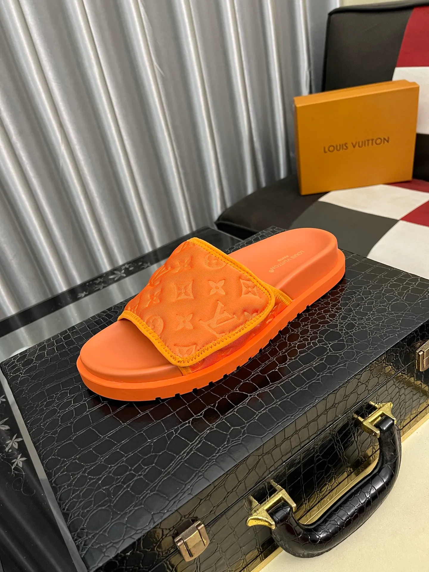 Men's men's shoes💰320⌚️⌚️[Louis Vuitton LV slippers] (high-end cowhide) counter 1:1 fashion style summer must-have! The designer used LV’s iconic outsole. The original simple slippers instantly become fashionable! The upper is made of flexible special cowhide leather straps alternately, and the workmanship is exquisite! A must-have for stylish men in summer, size 38-44